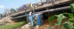 Bénin : Un camion rempli de sacs de ciment tombé du pont de Godomey