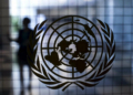 Un homme armé devant le siège de l’ONU, le secteur bouclé