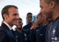 France-Argentine : Emmanuel Macron réconforte Kylian Mbappé