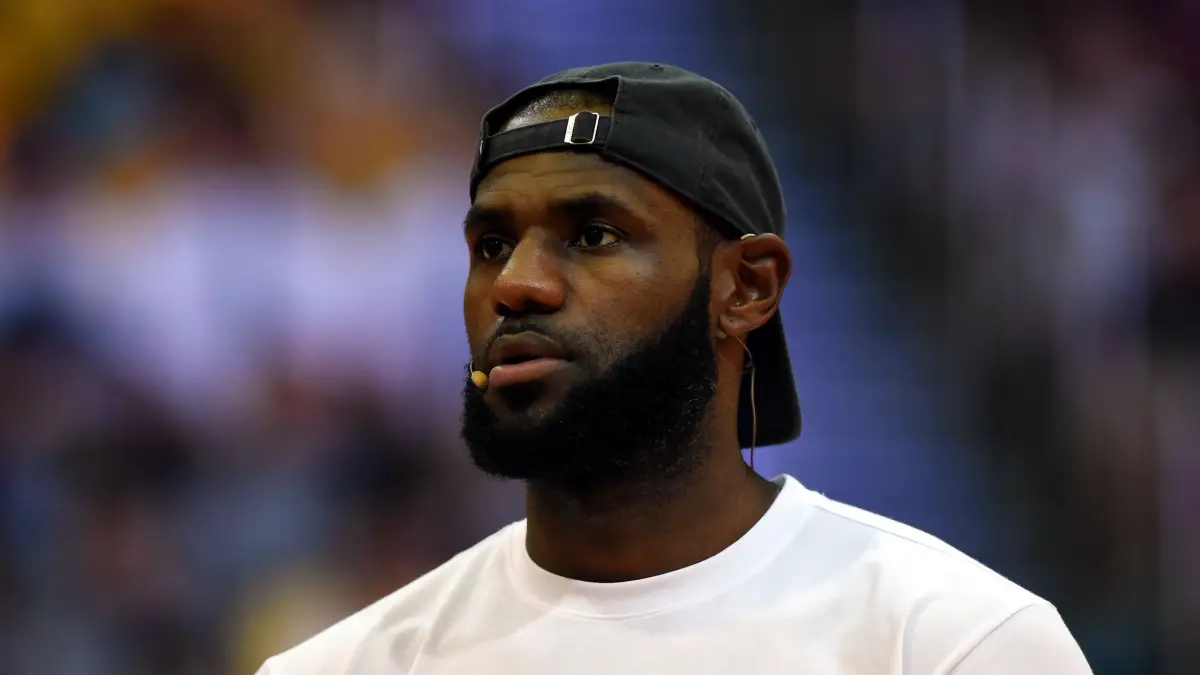 Trump traite LeBron James de « honte totale » après son attitude pendant l’hymne américain