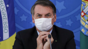 "Le vaccin peut transformer en femmes à barbe" : Bolsonaro diffuse une fake news