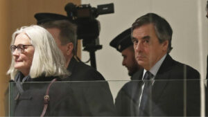 Légion d'honneur : François Fillon suspendu 10 ans, une sanction moins sévère que celle de Sarkozy