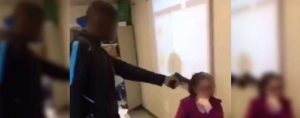 Enseignante braquée par un jeune élève : il parle de rigolade