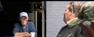 Défiguré par un cancer, on lui demande de se couvrir le visage dans un restaurant