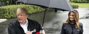 USA : quand Donald Trump se met à l'abri et laisse Melania sous la pluie