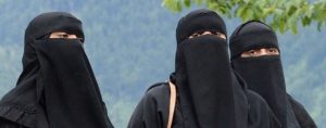 France : une femme vêtue de burqa dérobe des vêtements de luxe
