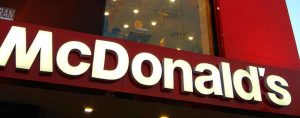 Confinement : désespéré, un restaurateur dénonce la queue devant un McDo