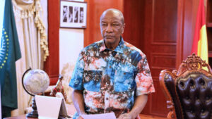 Guinée : Doumbouya autorise Condé à se faire soigner à l'étranger