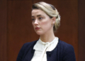 Johnny Depp : Amber Heard effrayée en le voyant venir vers elle au tribunal (vidéo)
