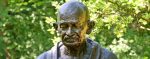 Accusé de racisme, une statue de Gandhi retirée au Ghana