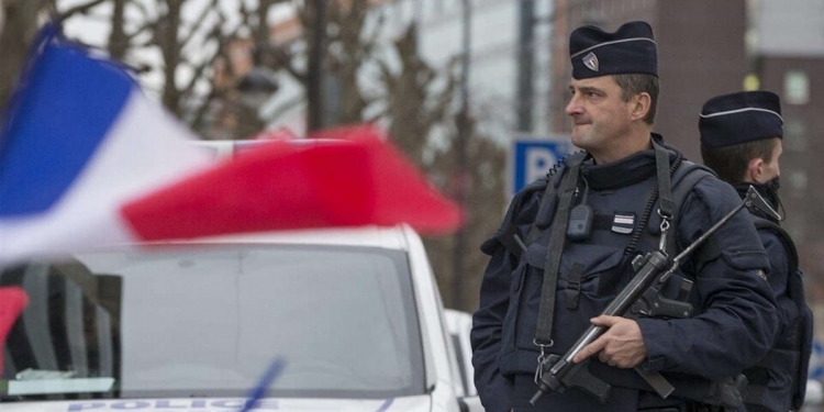 Un policier français en faction - Photo : Radio-Canada/Yves Herman / Reuters