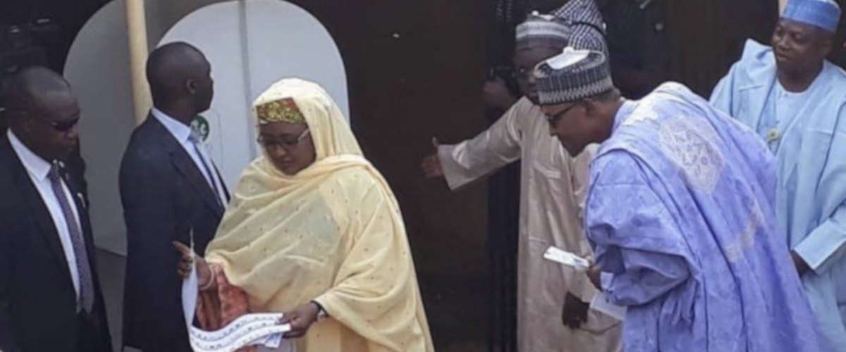M. Buhari en train de jeter un coup d'œil sur le bulletin de Aisha