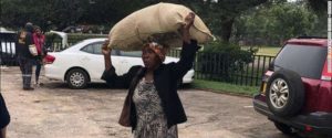 Zimbabwe : une grand-mère de 71 ans parcourt des km pour faire des dons aux sinistrés