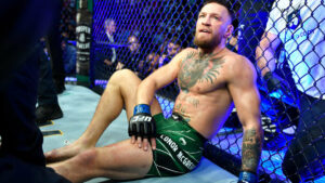 Jambe cassée de Conor McGregor : son entraîneur parle, Mayweather en rigole