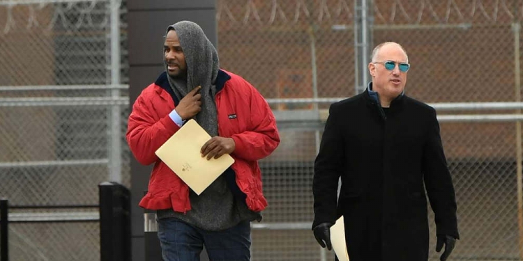 R. Kelly et Steve Greenberg (à droite) après sa remise en liberté. Paul Beaty / AP