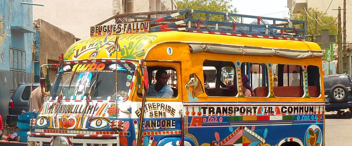 Un véhicule typiquement sénégalais "car rapide" à Paris