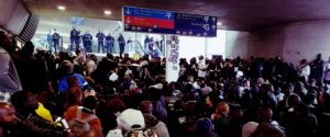 Gilets noirs en France : des centaines de sans-papiers envahissent l'aéroport CDG