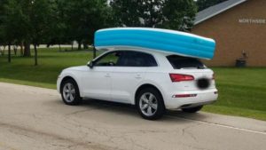 Maman de l'année : elle circule en voiture avec ses enfants dans une piscine fixée sur le toit