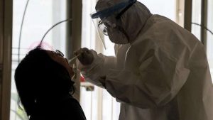 Covid-19 en Chine : infectés, des agents de santé travaillent toujours