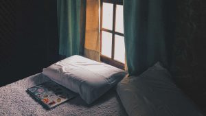 La position de sommeil idéale : ce que recommande la NASA