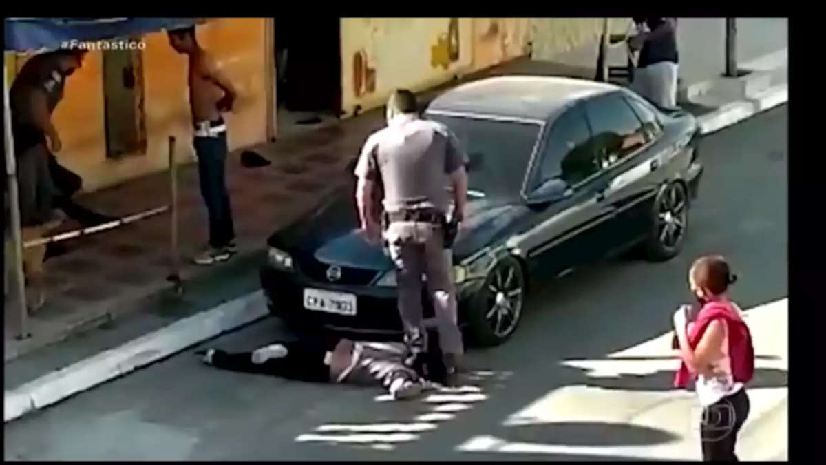 Brésil : la vidéo d'un policier piétinant le cou d'une noire suscite l'indignation
