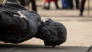 Des statues de Christophe Colomb déboulonnées aux USA