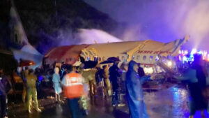 Un avion quitte la piste d'atterrissage et se brise en deux, 14 morts
