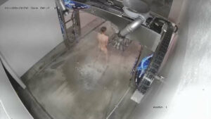 Vidéo : il prend sa douche dans un lave-auto