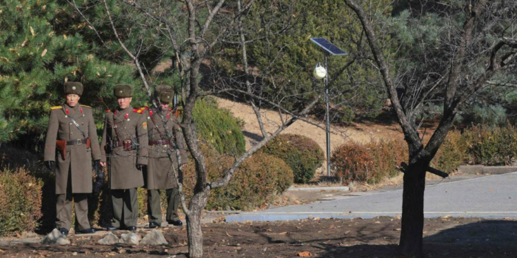 Des soldats nord-coréens, à la frontière avec le sud. PHOTO AFP - AFP