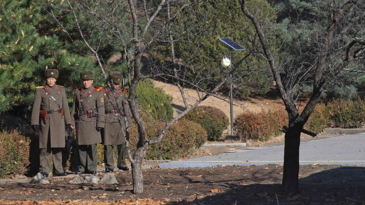 Des soldats nord-coréens, à la frontière avec le sud. PHOTO AFP - AFP