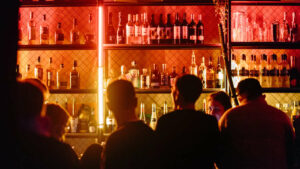 Mesures sanitaires en France : le patron rebelle d'un bar poursuivi