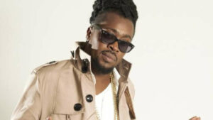Beenie Man hospitalisé après s'être évanoui lors des funérailles de sa mère