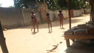 Insolite au Bénin : Un couple et ses deux enfants marchent nus à Abomey-Calavi