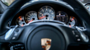 Un millionnaire se tue en tentant de battre un record avec sa Porsche