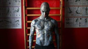 Couvert de tatouages, il perd son emploi d'instituteur en maternelle