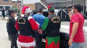 Déguisés en père Noël et elfes, des policiers  interpellent un trafiquant de drogue