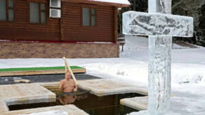 Russie : dans une eau à -20°, Poutine sacrifie à une tradition chrétienne orthodoxe