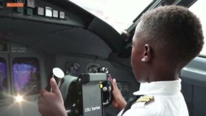Cet ougandais de 7 ans, fan d'Elon Musk, a déjà fait voler 3 fois un petit avion