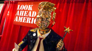 Donald Trump : une statue en or dévoilée lors d'un rassemblement de ses supporters