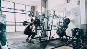 Vidéo: un bodybuilder se déchire la poitrine en soulevant un haltère