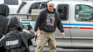 USA : un partisan de Trump menace des antifas qui l'ont attaqué