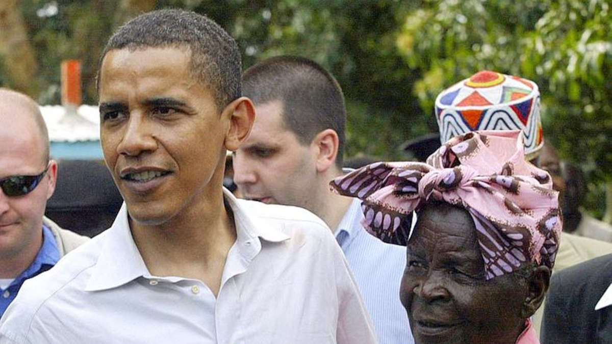 Barack Obama, ex-président des Etats-Unis, et "sa grand mère" Sarah - Photo AFP