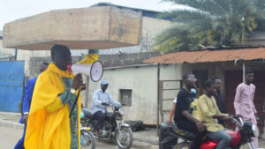Nigéria : un religieux porte sur sa tête un cercueil pour protester contre la mauvaise gouvernance