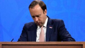 Violation des mesures sanitaires : démission du ministre britannique de la santé