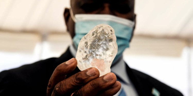 Le président du Botswana en photo avec le 3ème diamant le plus gros du monde (Photo / MONIRUL BHUIYAN / AFP)