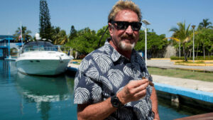 Décès de John McAfee : son épouse accuse les USA d'être responsables