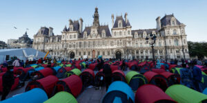 France : des migrants s'installent devant la mairie de Paris