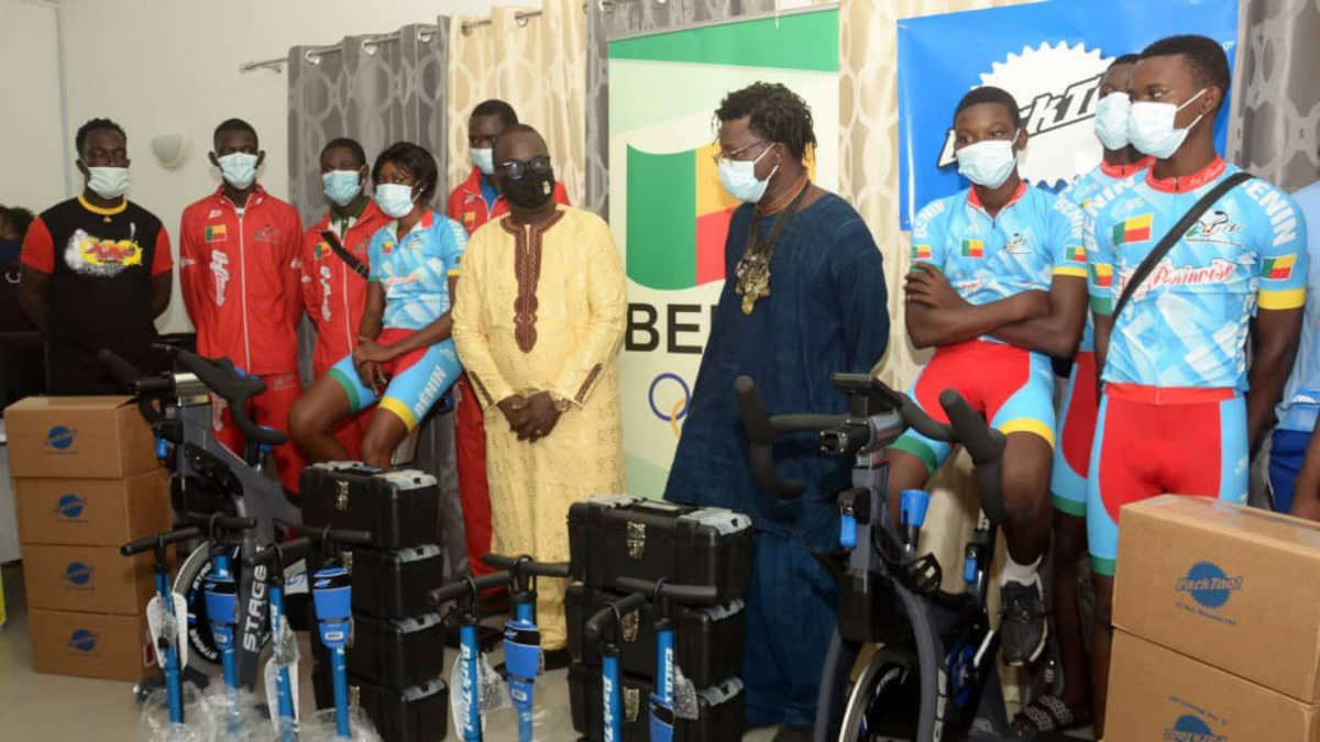 Bénin : Le président Minavoa a remis du matériel offert par Team Africa Rising à la FBC