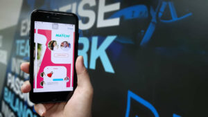 « L'arnaqueur de Tinder » : au-delà des arnaques, la naïveté face au bling bling