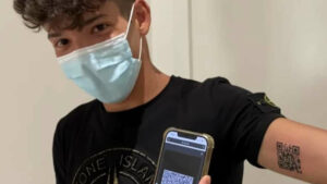 Pass sanitaire : un italien se fait tatouer son QR code sur le bras